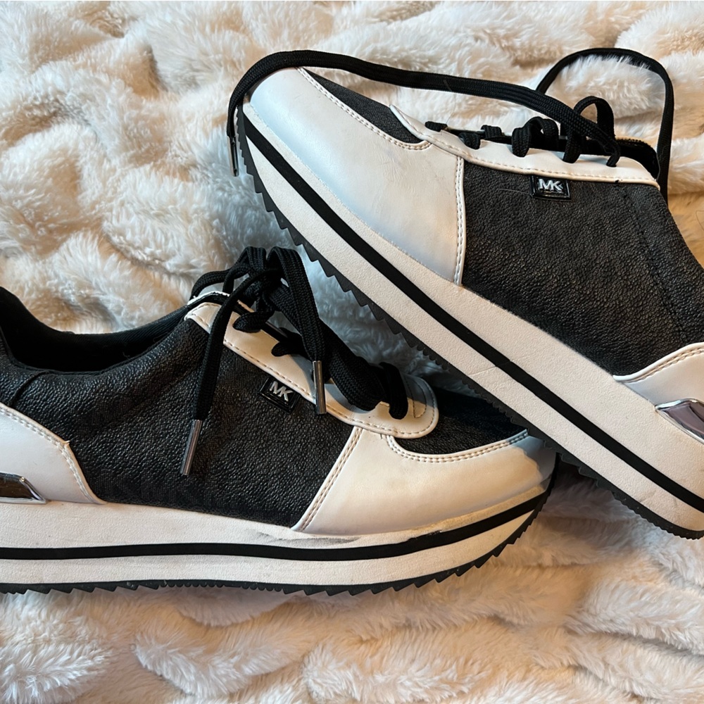 Micheal kors shoes in black and white